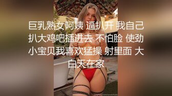 骚逼女友~晚上下班回来，像着了魔一样~衣服来不及脱，扑上来捉住我的鸡儿使劲在这里吃又舔~看她吃的骚劲~心里特刺激过瘾！！