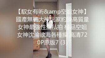 老哥约了两个妹子玩双飞，沙发脱光光调情上位骑乘后人猛操